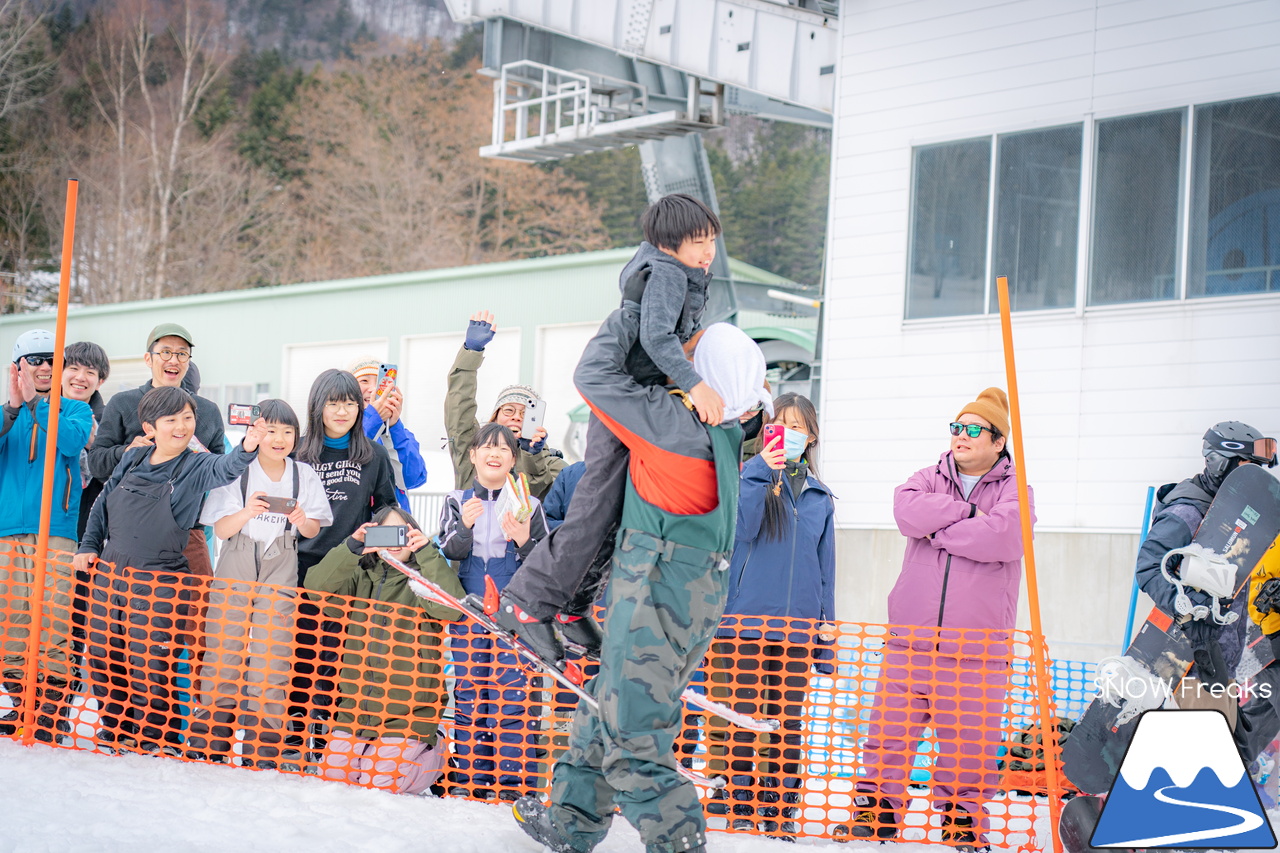 富良野スキー場｜季節は、まだ冬？それとも…？小雪が舞い、たくさんの雪が残る富良野スキー場で、春の恒例イベント『春スキー池渡り大会』開催(^^)/